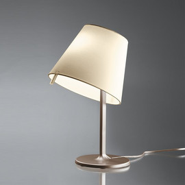 Melampo Ø23 kremowy - Artemide - lampa biurkowa